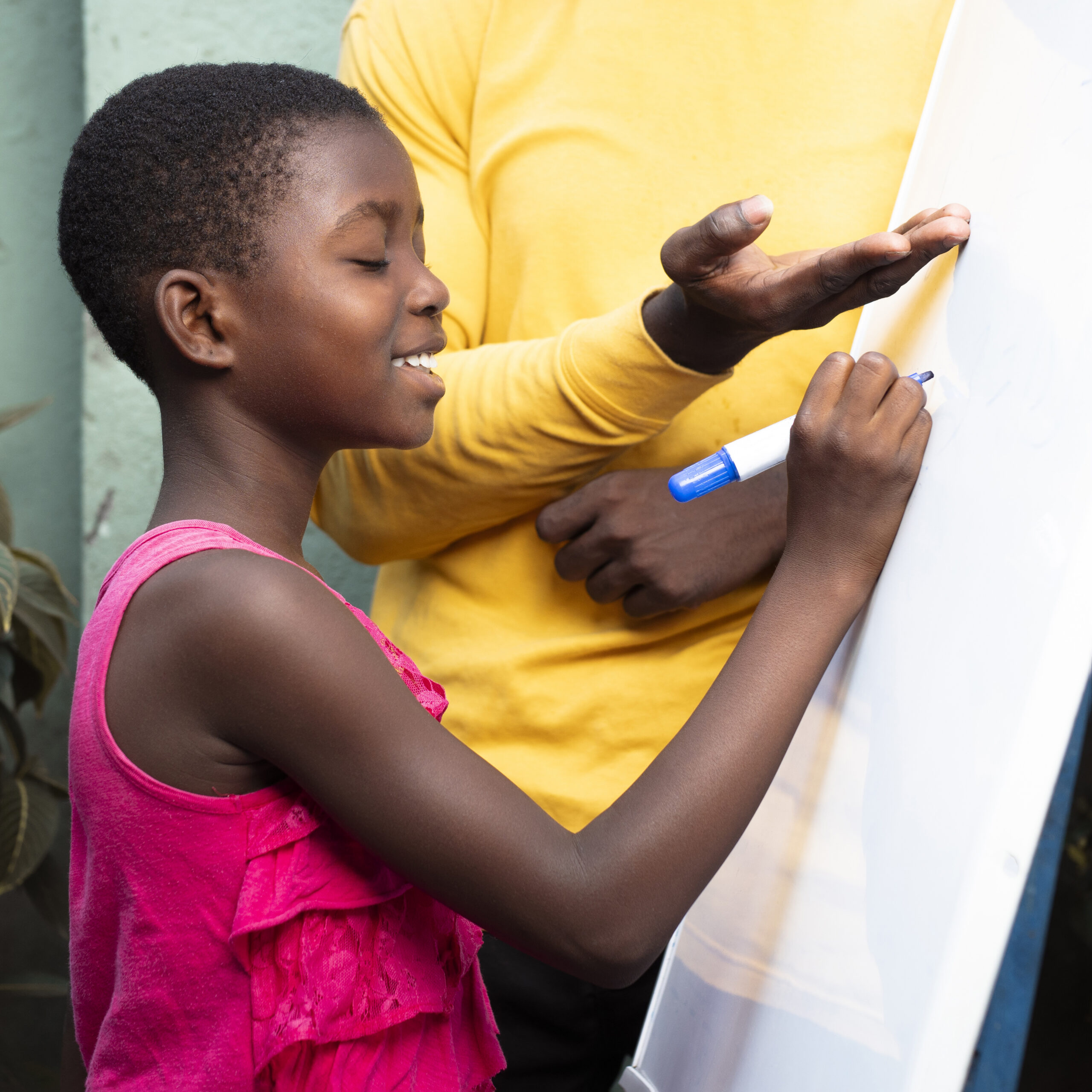 Accueil close up kid writing board